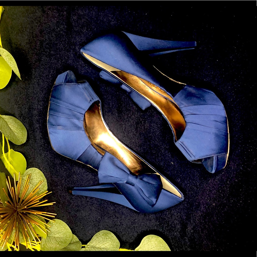 Size 7.5 Paris Hilton heels